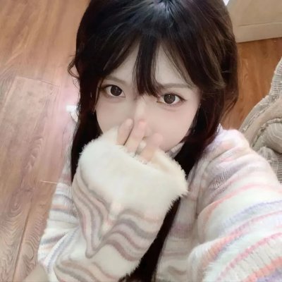 她的双眼背后